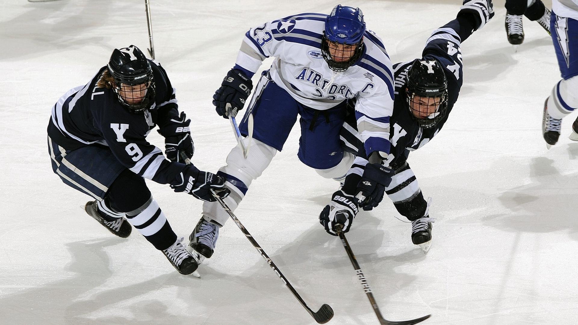 【精彩瞬间】运动员演练最炫防守牌技，防守标准动作